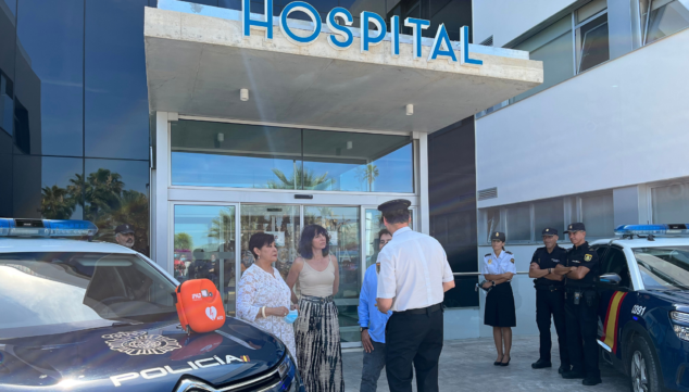 Image: HCB Dénia provides the Dénia National Police with three defibrillators to cardioprotect citizens