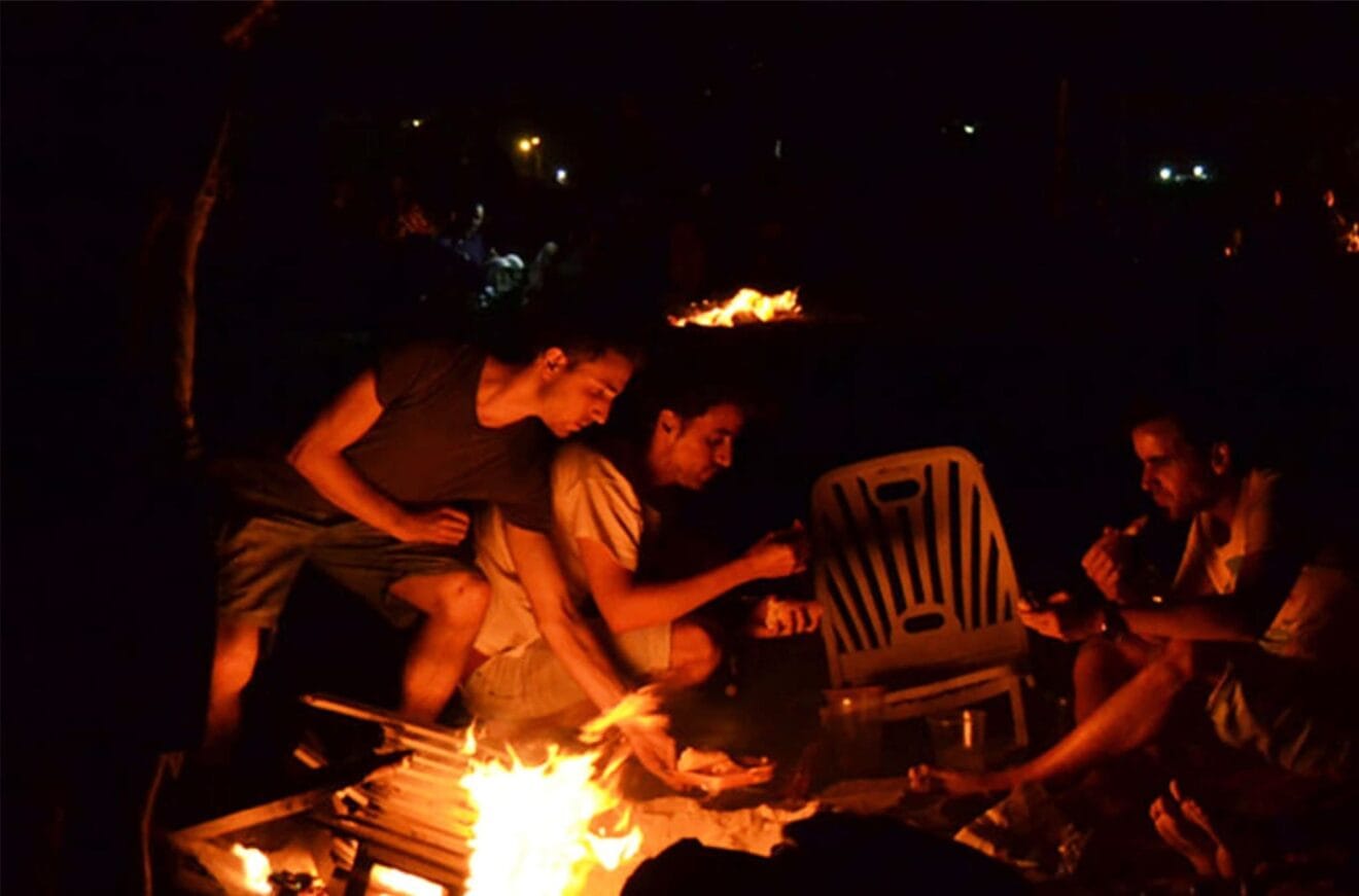 Hoguera en la playa de Dénia durante una Nit de Sant Joan