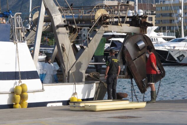 Imagen: Cuerpos de seguridad en el barco pesquero