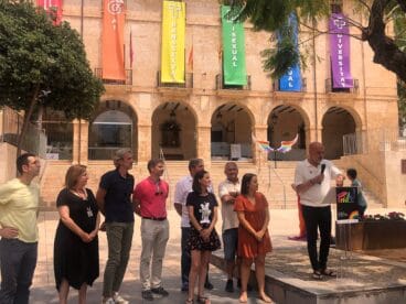 Javier Scotto leyendo el manifiesto junto a representantes del gobierno y varias formaciones de la oposición