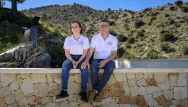 Júlia y Julio demuestran su respeto por los clientes con un trato excelente