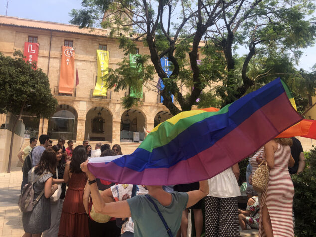 Изображение: Флаг ЛГТБ развевается перед ратушей Дении