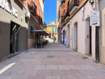 la calle cop con el ayuntamiento de denia de fondo