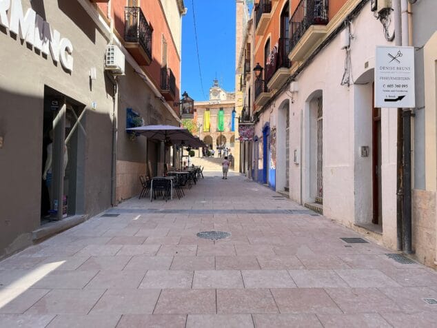 La calle Cop de Dénia reabre y estrena nuevo color 1 Imagen: La calle Cop, con el ayuntamiento de Dénia de fondo