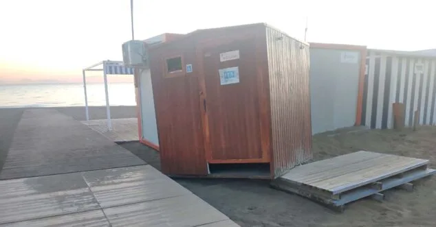 Destrozos en Dénia: la playa vuelve a ser víctima de vandalismo antes de la temporada alta 2 Imagen: Lavabo fuera de su sitio en la playa de Dénia