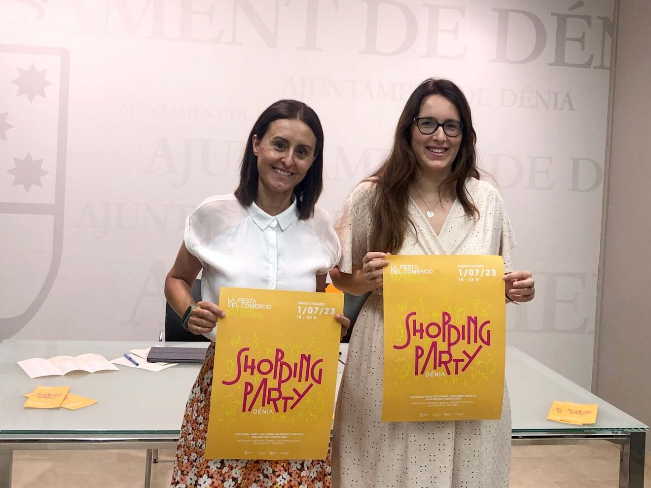 María José García y Sandra Gertrudix presentando la Shopping Party