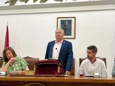 Mario Vidal jurando su cargo