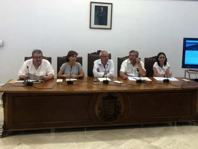 Imagen: Mesa presidencial del salón de plenos