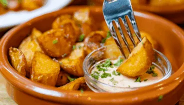 Patatas bravas para compartir