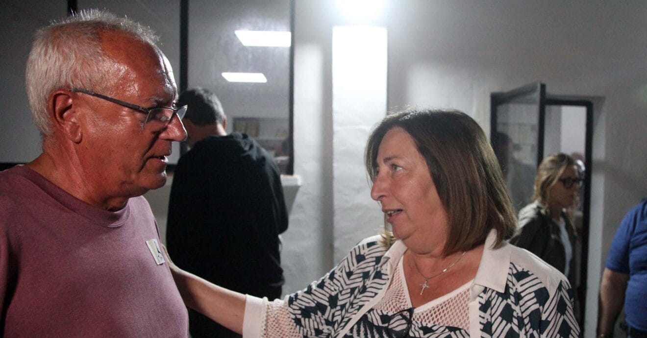 Pepa Font felicitando a Vicent Grimalt por el resultado electoral