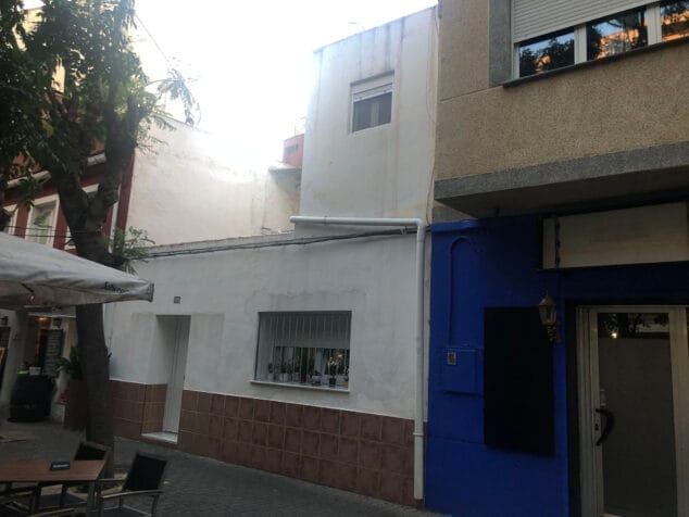 pequencc83a vivienda del xix escondida en la via