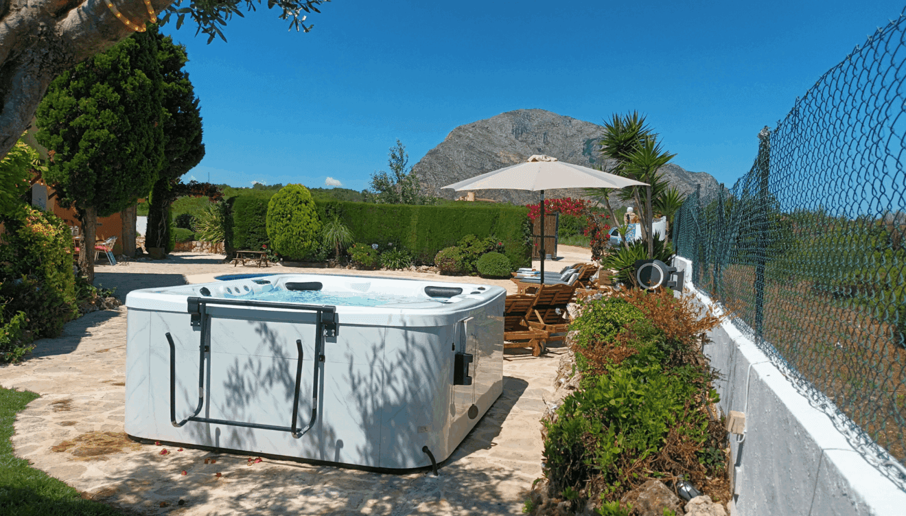 Piscina e hidromasaje en el exterior
