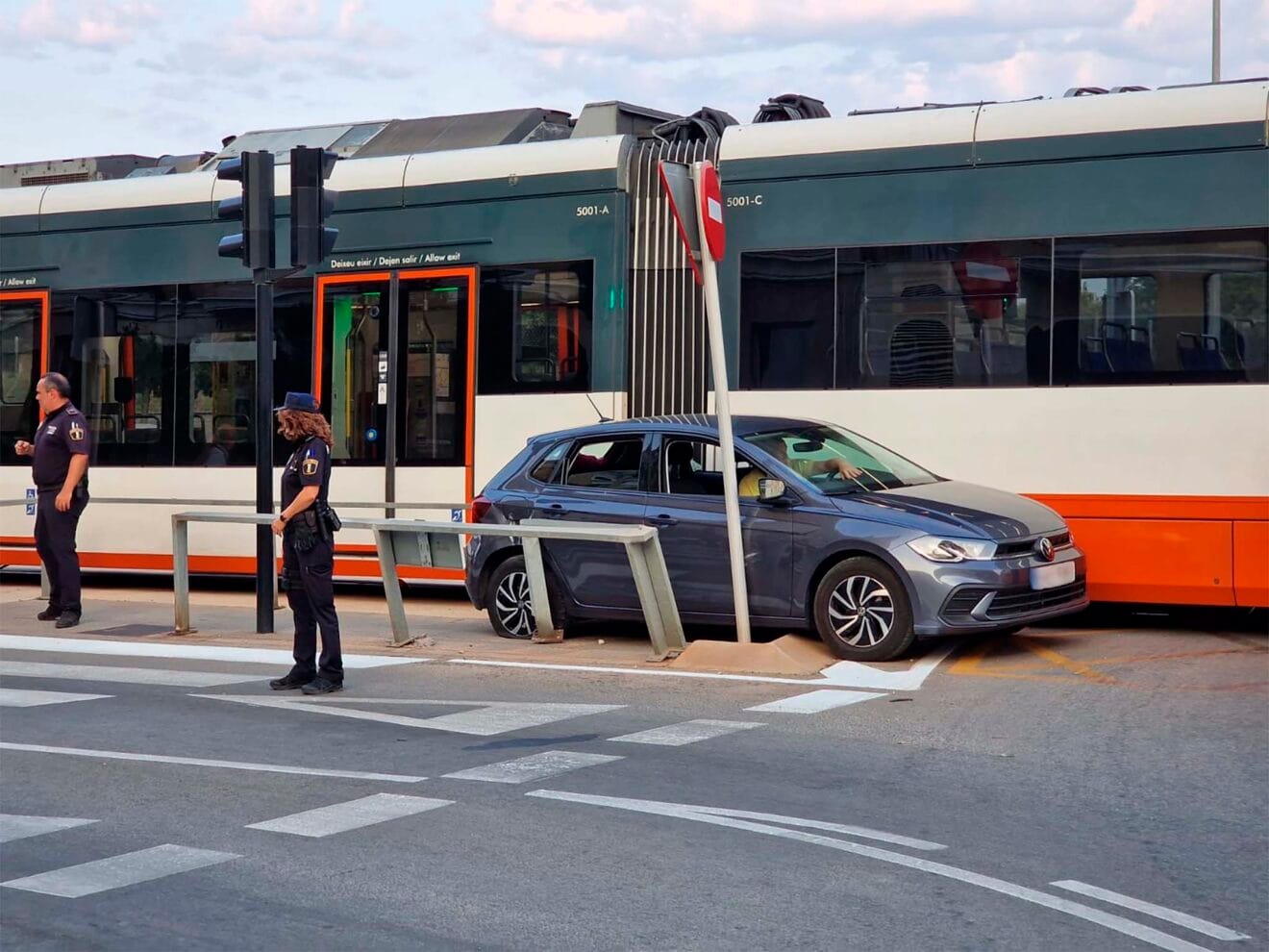 Policía Local de Dénia en el lugar del accidente jutno al conductor atrapado