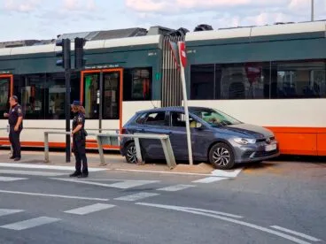 Policía Local de Dénia en el lugar del accidente jutno al conductor atrapado