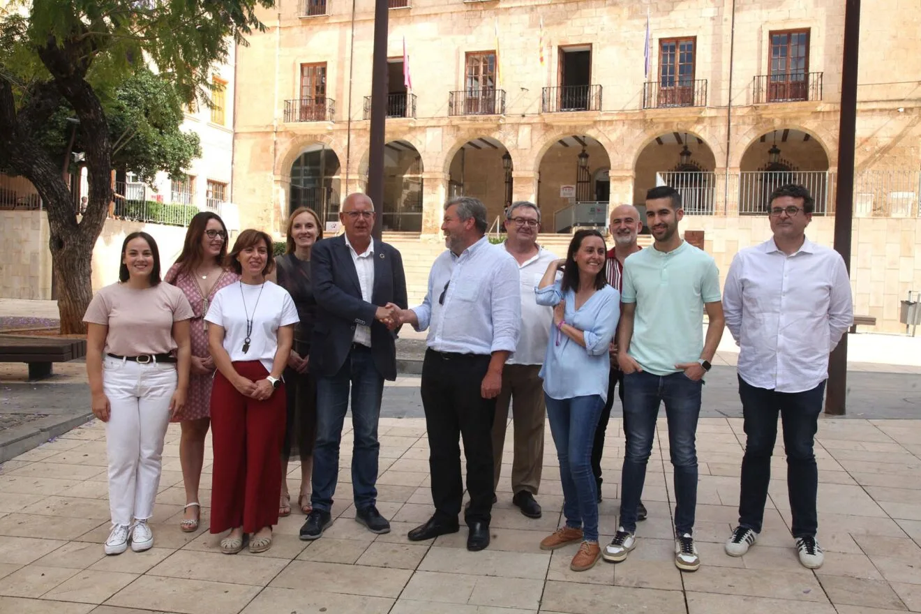 Rafa Carrió y Vicent Grimalt, próximos alcaldes de Dénia, se dan la mano