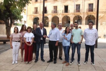 rafa carrio y vicent grimalt proximos alcaldes de denia se dan la mano