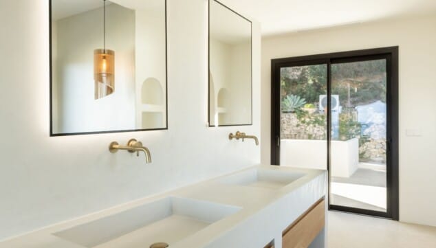 reforma de bano moderno con diseno actual iluminacion integrada y materiales premium por juan vilar construcciones