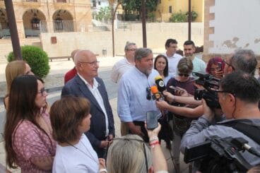 Rueda de prensa bajo el ayuntamiento
