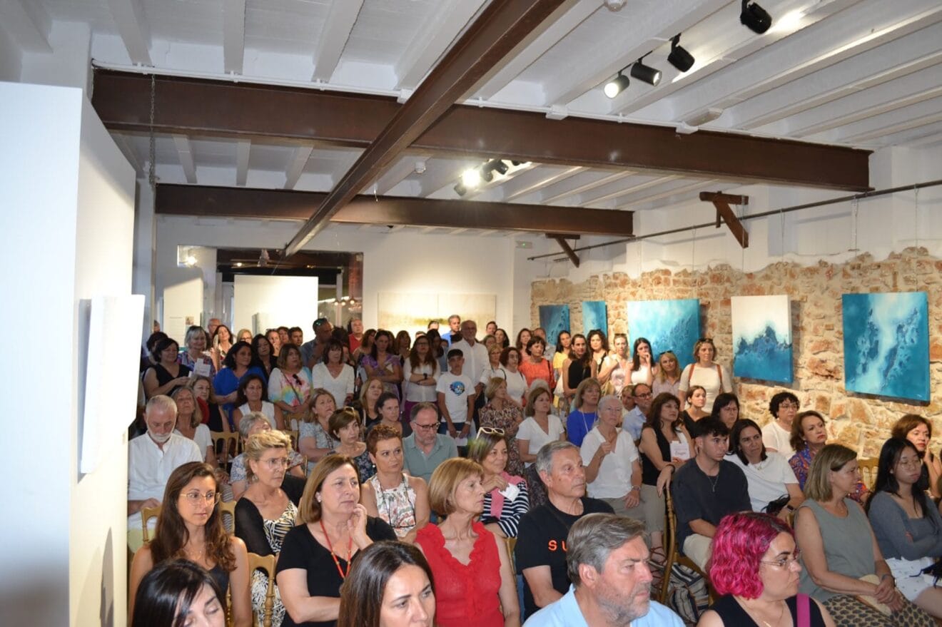 Sala llena durante la presentación del libro