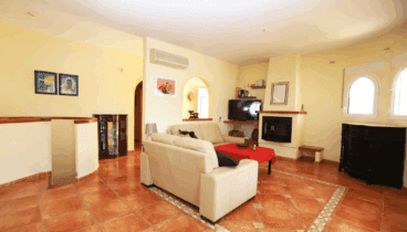 Salón-comedor luminoso con cómodos sofás