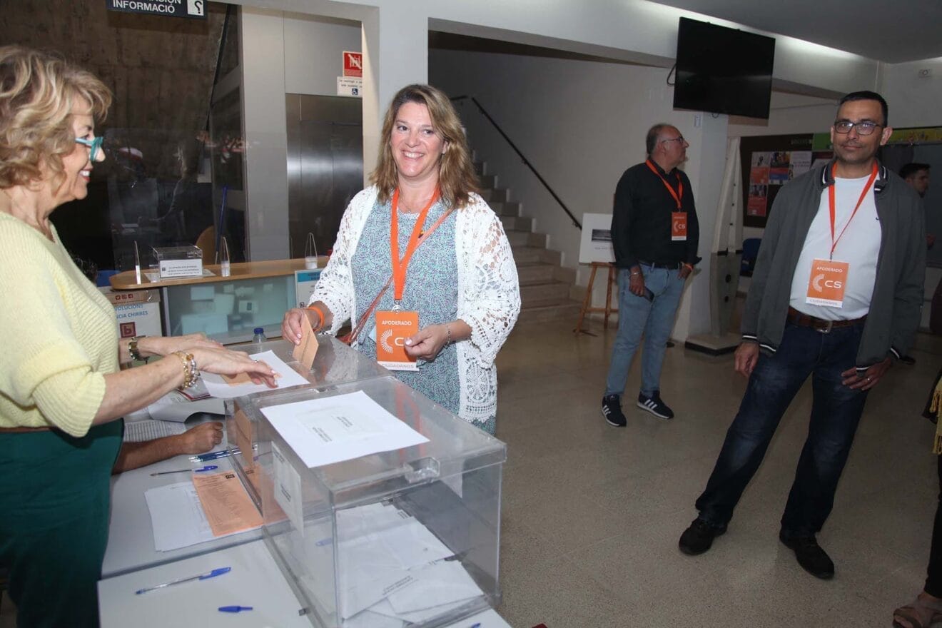Susana Mut votando