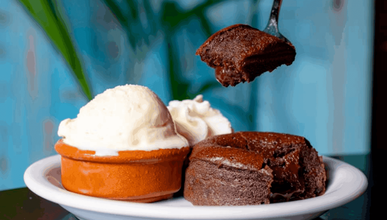 Tarta de lava de chocolate con helado de vainilla y crema batida