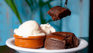 Tarta de lava de chocolate con helado de vainilla y crema batida