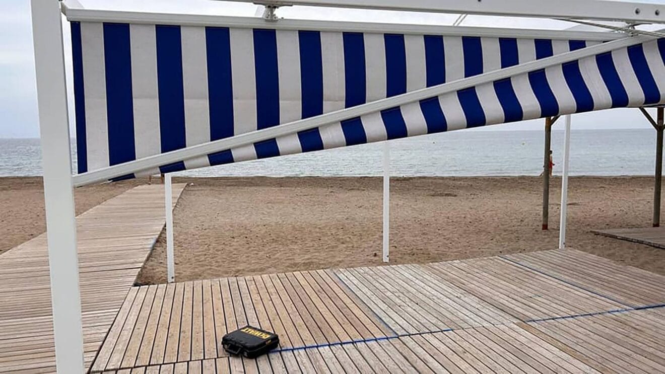 Toldos vandalizados antes de la temporada alta de Dénia