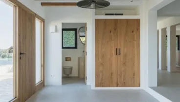 Trabajo artesanal en maderas nobles para vivienda exclusiva realizado por Juan Vilar Construcciones