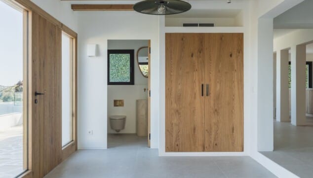 trabajo artesanal en maderas nobles para vivienda exclusiva realizado por juan vilar construcciones