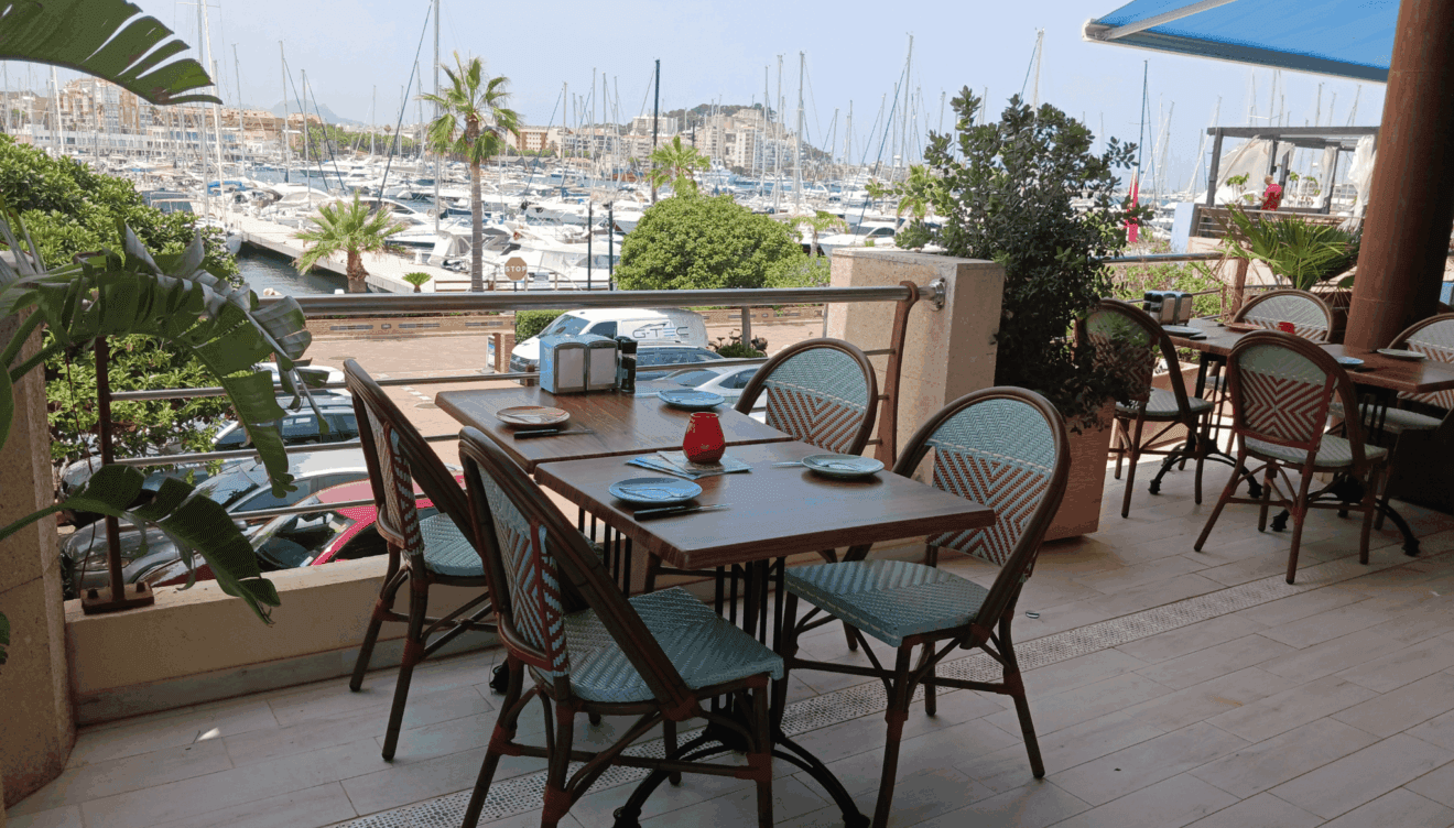 Un oasis culinario con mesas frente al mar