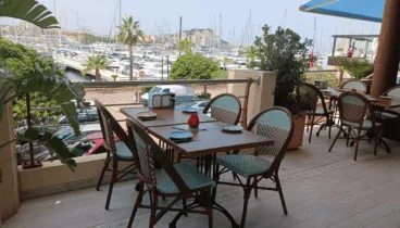 Un oasis culinario con mesas frente al mar