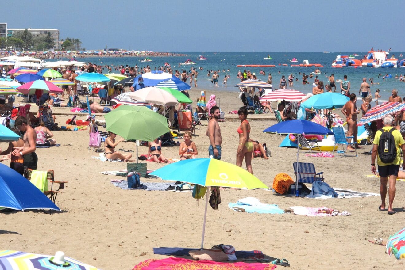Una playa de Dénia llena de gente en verano