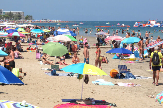Imagen: Una playa de Dénia llena de gente en verano