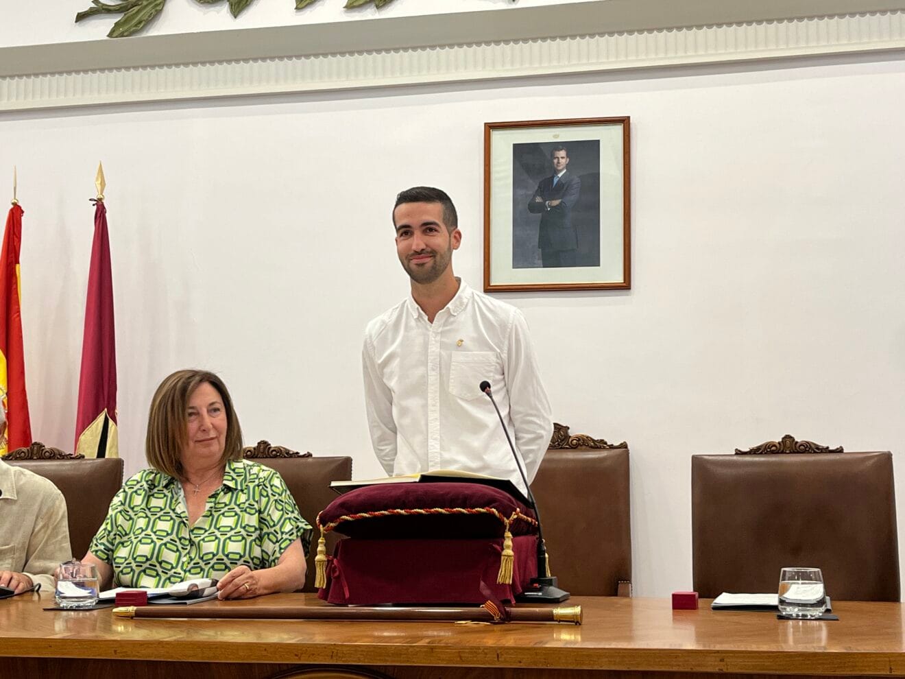 Valen Alcalà prometiendo su cargo