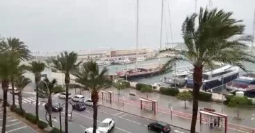 viento huracanado en el puerto de denia