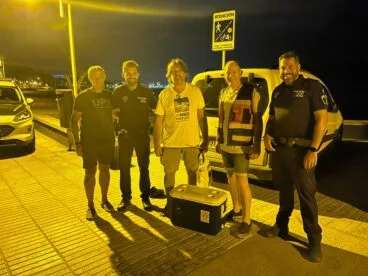 Técnicos actuando en el desove de la tortuga de Dénia