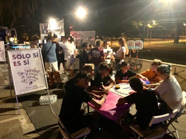 Alrededor de 400 jóvenes participan en la campaña de prevención de consumo de alcohol y drogas de las fiestas de Dénia 2 Imagen: Participación de los jóvenes en la campaña de prevención de Dénia