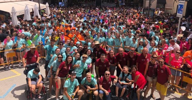 El cohete anuncia la explosión festiva en Dénia: comienzan las Fiestas de la Santíssima Sang 1 Imagen: Ambiente en la Glorieta antes del inicio de Fiestas de Dénia