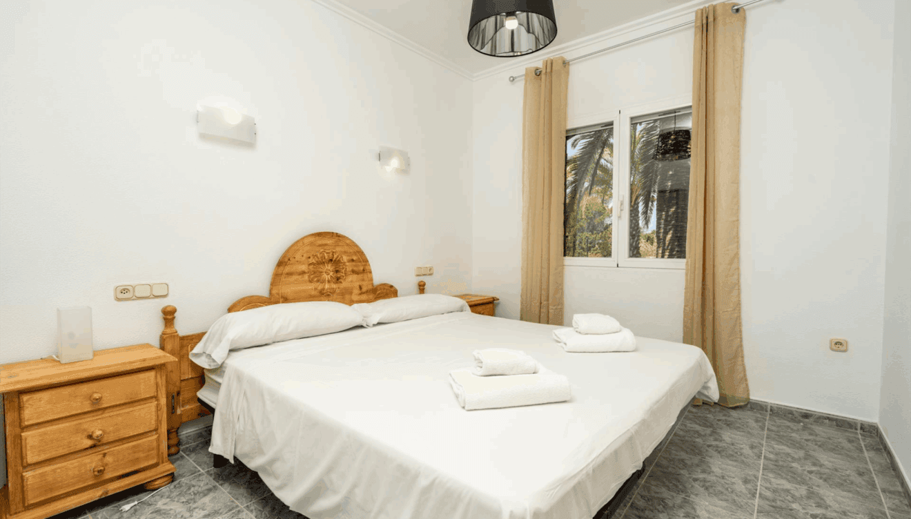 Amplia habitación con decoración minimalista y vistas al jardín