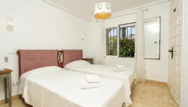 Amplia habitación con ventanas