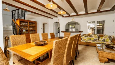 Amplio salón-comedor con acceso a la cocina