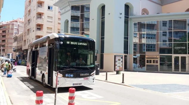 Autobús de Dénia al Hospital: Todo sobre la ruta L1, horarios y abonos 4 Imagen: Autobús de la flota Bus Dénia estacionado en la parada frente al edificio del Centre Social