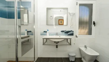 Baño con ducha y ventana