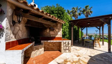 Barbacoa en terraza y comedor cubierto