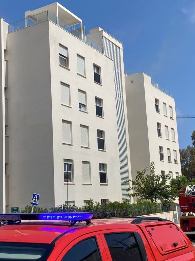 Imagen: Bomberos extingue el fuego originado en un ático de Dénia