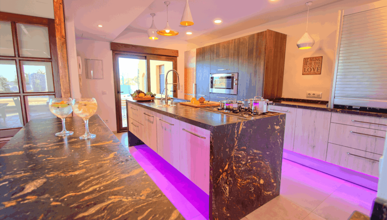 Cocina moderna con barra de bar