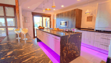 Cocina moderna con barra de bar