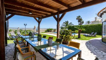 Comedor en terraza cubierta