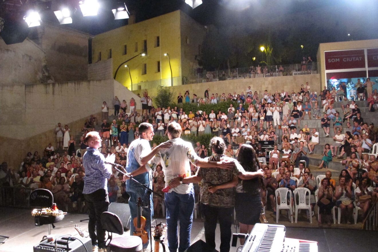 La plaça del Consell repleta para ver a Andrea Motis